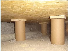 Kellerdecke mit Schilfrohr vor der Dämmung